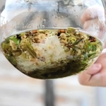 お披露目会では春限定の「森林浴茶　恋」も登場した＝香美町小代区