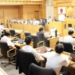 開会中の豊岡市議会６月定例会。住民アンケートで議員定数を見直すべきとの意見が６割を占めた＝豊岡市中央町