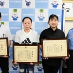 深木孝夫署長（右端）から感謝状を贈られた（右から）関茉佑さん、太田志寿奈さん、長山裕司さん＝南但馬署