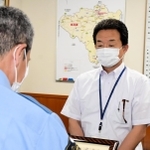 感謝状を贈られる長山裕司さん＝南但馬署