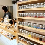 オーダーメードのアクセサリーなどを販売する「ミシェルーフ」の店内＝豊岡市中央町