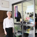 ９２年の歴史に幕を下ろす「松屋」と松田康男さん＝豊岡市中央町