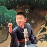 優勝した小学６年の薫風亭文鳥さん＝出石永楽館