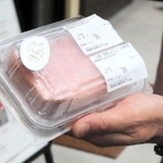 「肉ガチャ」では分厚いステーキが当たることも＝豊岡市城崎町湯島