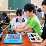 ロボットを使ったプログラミング学習を体験する子どもたち＝豊岡市日高町中