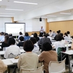 「一体的支援プログラム」の勉強会に集まった医療や福祉の関係者たち＝豊岡総合庁舎