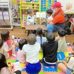 子どもが子どもに読み聞かせをする流泉書房のイベント（流泉書房提供）