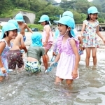 波打ち際で海を楽しむ園児たち＝新温泉町諸寄