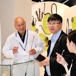 但馬牛に関する展示資料を見る李先德教授（中央）＝但馬牛博物館