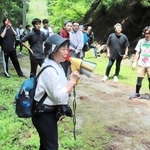 但馬牛のルーツをたどるツアーで案内役を務める吉田真佐子さん＝２０２３年５月、香美町小代区新屋