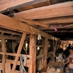 吉田真佐子さんの生家。１階に牛小屋が広がる＝２０２２年９月、香美町小代区新屋
