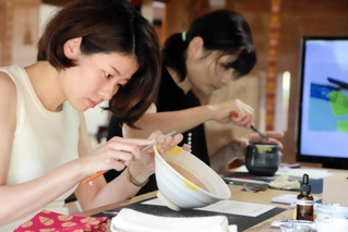 欠けた器を使って金継ぎに挑戦する参加者＝遍照寺