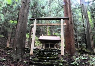 熱田神社跡＝香美町小代区新屋