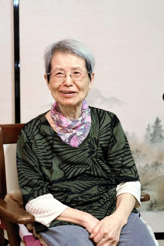 熱田の思い出を語る宮脇智恵子さん＝香美町小代区大谷