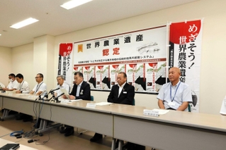世界農業遺産の認定を受けて、浜上勇人香美町長（右から３人目）や西村銀三新温泉町長（同４人目）らが記者会見を開いた＝香美町役場
