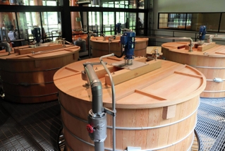 蒸留所内にある発酵だる＝養父市大屋町中間
