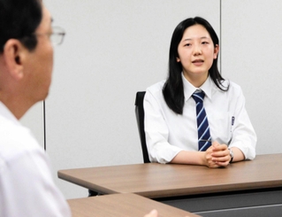 関貫久仁郎市長を表敬訪問した池上十和子さん＝豊岡市役所