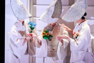 堀川炎「窓の外の結婚式（利賀日本博プログラム）」（豊岡演劇祭実行委員会提供）