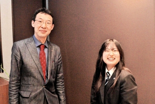 全国大会に出場する尾崎日華さん（右）と取材した千葉義幸医師＝豊岡市九日市上町