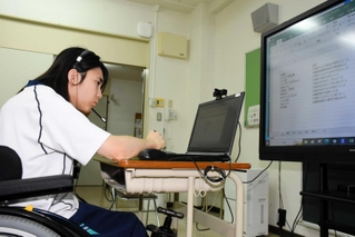 エクセルを使った仕事を体験する堀江奈桜さん＝和田山特別支援学校