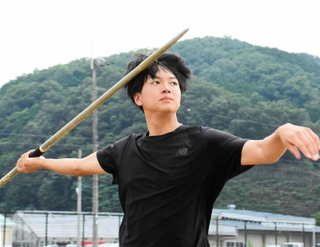 やり投げで県高校総合体育大会での優勝を果たした西田優座さん＝和田山高校