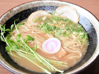 ラーメン冨貴の牛骨ラーメン＝朝来市和田山町枚田