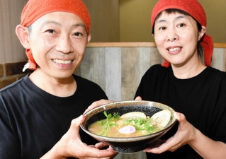 「牛骨ラーメン」を発売した小山智也さん、優子さん夫妻＝朝来市和田山町枚田