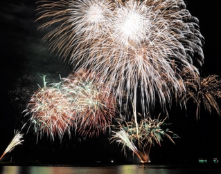 オープニングを飾った「ようこそ！竹野へ」＝竹野浜海水浴場（63秒露光）