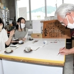 松下重則さんからレタリングの技術を教わる永井楓華さん（左）と長谷言意さん＝朝来市和田山町東谷