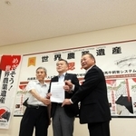 世界農業遺産の認定通知書を掲げる（左から）新温泉町の西村銀三町長、香美町の浜上勇人町長、ＪＡたじまの太田垣哲夫組合長＝香美町役場