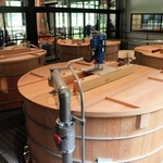 蒸留所内にある発酵だる＝養父市大屋町中間