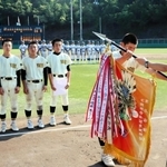 優勝旗を受け取る養父の選手たち＝こうのとりスタジアム