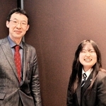 全国大会に出場する尾崎日華さん（右）と取材した千葉義幸医師＝豊岡市九日市上町