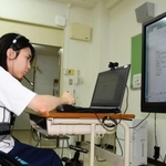 エクセルを使った仕事を体験する堀江奈桜さん＝和田山特別支援学校