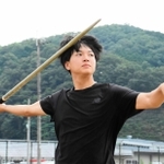 やり投げで県高校総合体育大会での優勝を果たした西田優座さん＝和田山高校