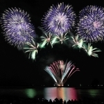 色鮮やかな花火が夜空を飾った＝竹野浜海水浴場（20秒露光）