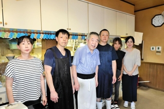 店主の森垣哲夫さん（左から３番目）と、息子やその妻、従業員たち＝豊岡市若松町