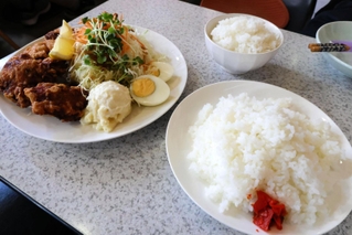 １５０グラムのご飯（奥）と比べると、多さは一目瞭然＝豊岡市若松町