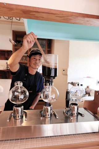 サイホンセットでコーヒーを入れる椎葉洋元さん＝香美町村岡区耀山