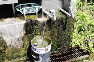水をくみに来る人が絶えない「耀子の清水」＝香美町村岡区耀山