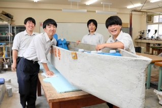 競技大会に向け、コンクリートカヌーの製作に挑む環境建設工学科の土木類型の生徒たち＝豊岡市加広町