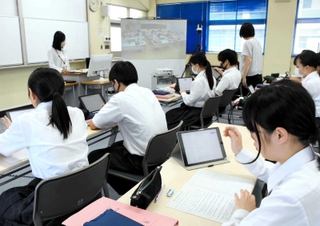 オンラインでつないだ簿記の遠隔授業。大型画面では千種高校の生徒の姿も見える＝和田山高校
