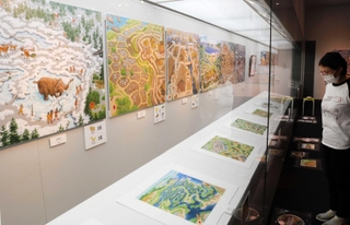 「迷路絵本」の世界が楽しめる特別展＝豊岡市日高町袮布