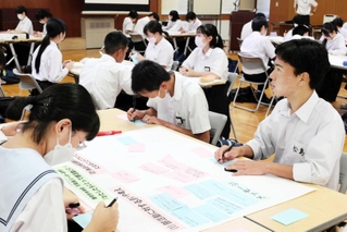 部活の地域移行について話し合った市内の中学生たち＝豊岡市立野町