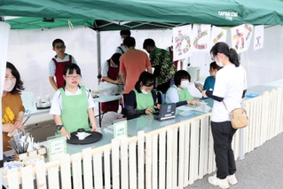 それぞれが役割を持って運営する「わとくカフェ」＝朝来市和田山町竹田
