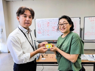 谷口薫・新温泉町おんせん天国室長から「認定証」を受け取る（河合美智子さん提供）