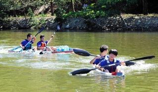 製作したカヌーで競漕した高校生ら＝豊岡市小島