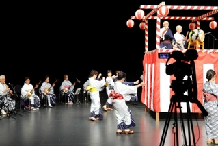はやしに踊りを加えて、城崎温泉盆踊りを撮影した記録保存撮影会＝豊岡市城崎町湯島
