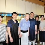 店主の森垣哲夫さん（左から３番目）と、息子やその妻、従業員たち＝豊岡市若松町