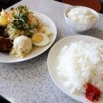 １５０グラムのご飯（奥）と比べると、多さは一目瞭然＝豊岡市若松町